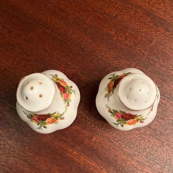 Royal Albert Country Rose Salt and Pepper Set - Picture 2 of 6